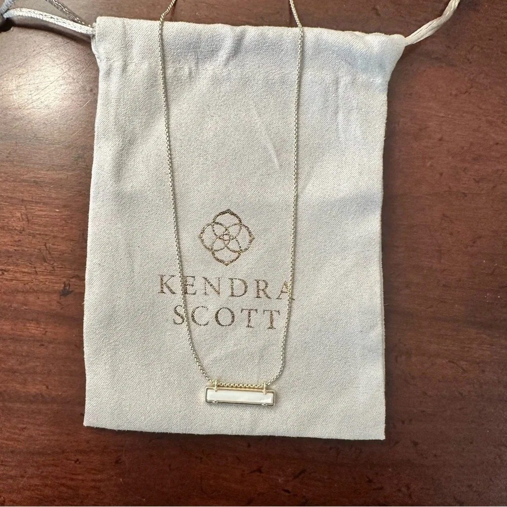 Kendra Scott Leanor Gold Pendant Necklace in White Pearl